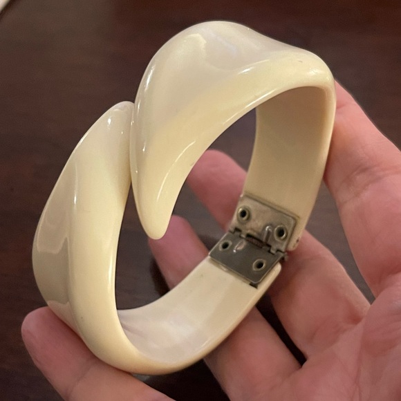 1970s ivory color lucite hinged clamper bracelet bangle - Picture 3 of 4
